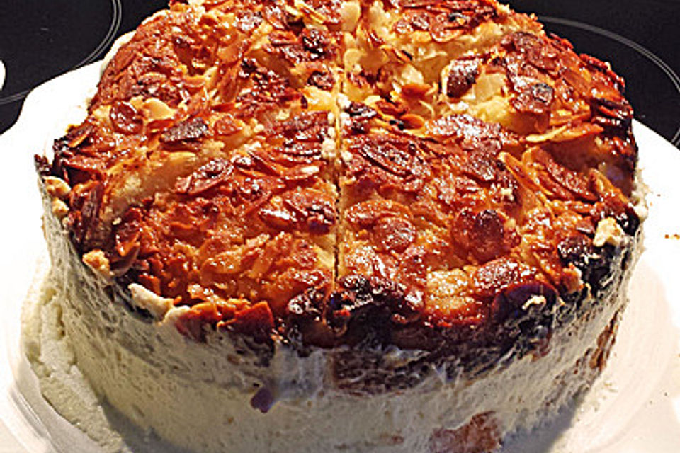 Bienenstich vom Blech mit Pudding und Sahne