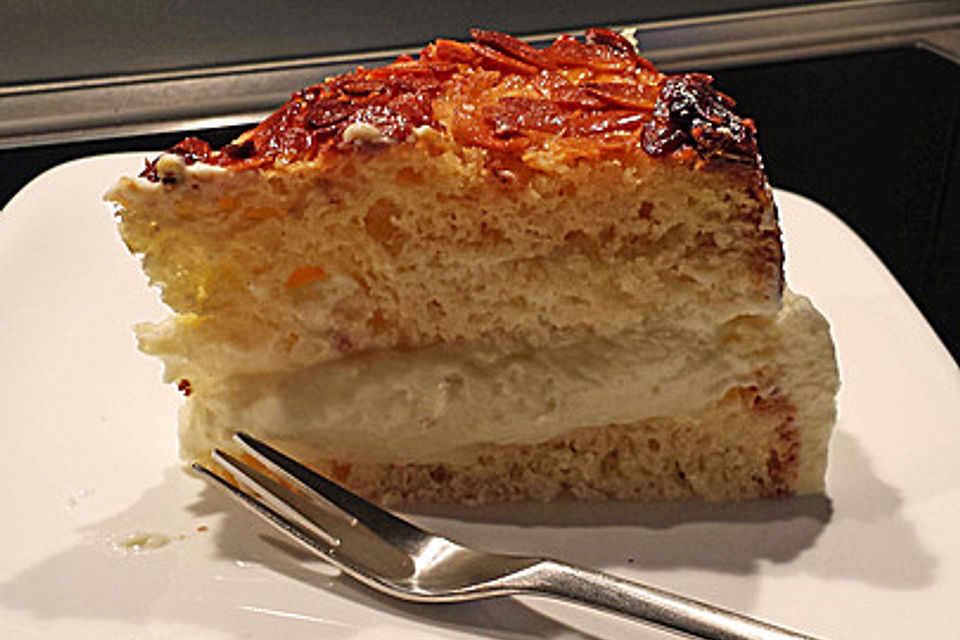 Bienenstich vom Blech mit Pudding und Sahne
