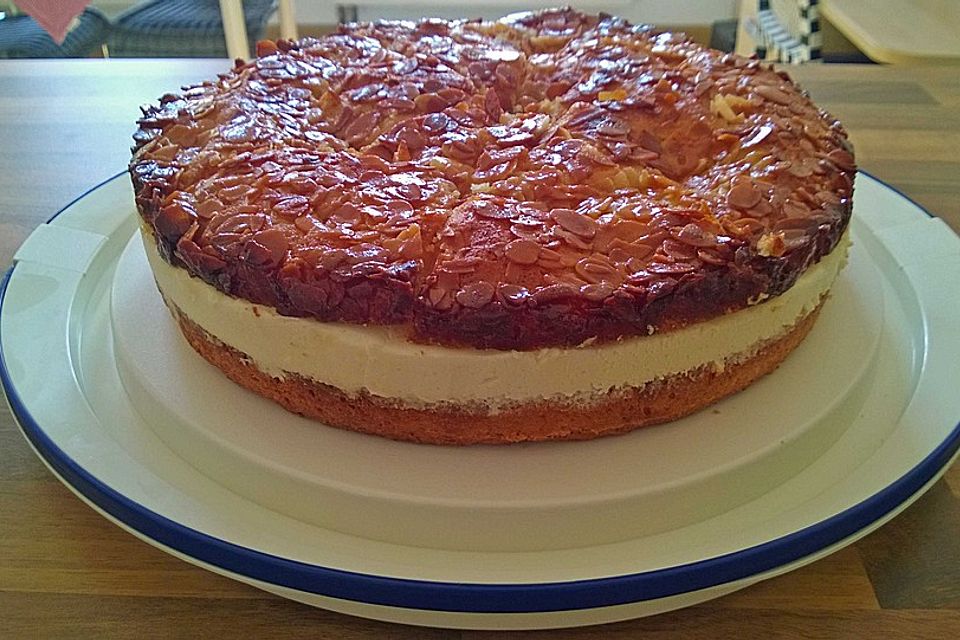 Bienenstich vom Blech mit Pudding und Sahne