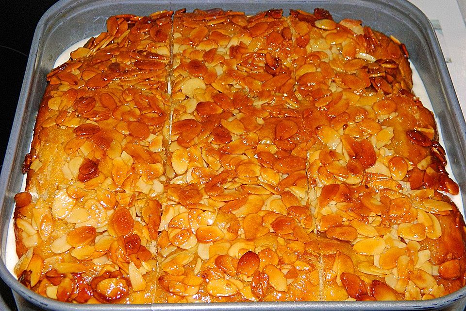 Bienenstich vom Blech mit Pudding und Sahne