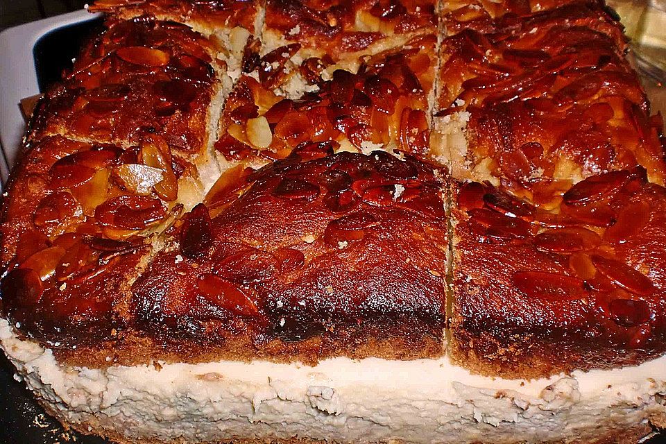 Bienenstich vom Blech mit Pudding und Sahne