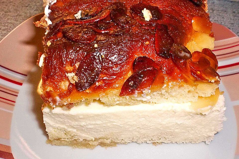 Bienenstich vom Blech mit Pudding und Sahne