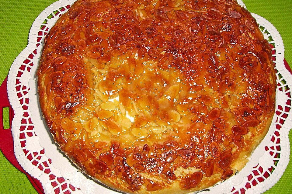 Bienenstich vom Blech mit Pudding und Sahne