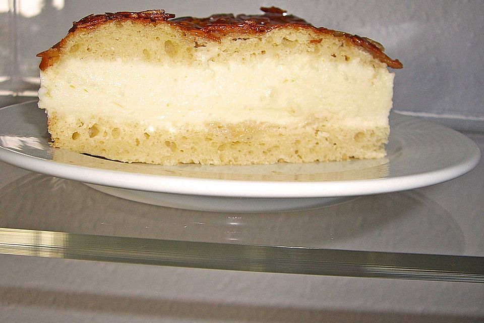 Bienenstich vom Blech mit Pudding und Sahne