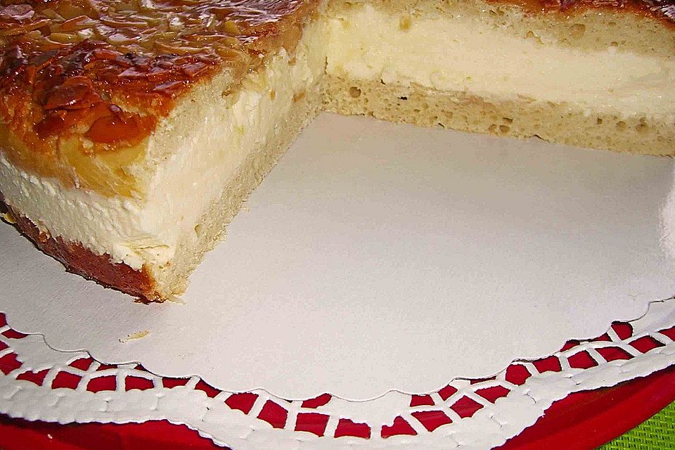 Bienenstich vom Blech mit Pudding und Sahne