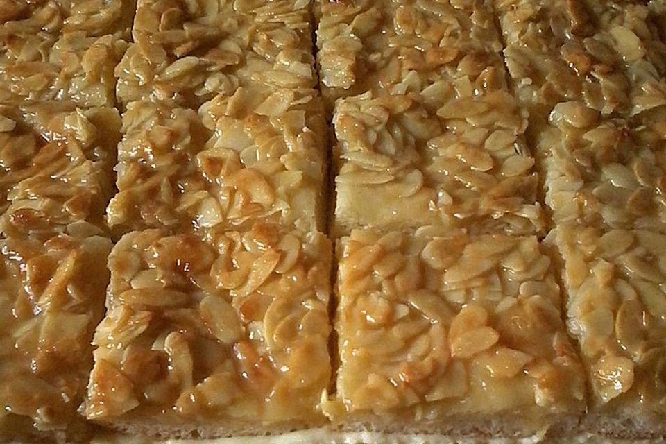 Bienenstich vom Blech mit Pudding und Sahne