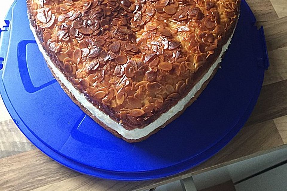 Bienenstich vom Blech mit Pudding und Sahne
