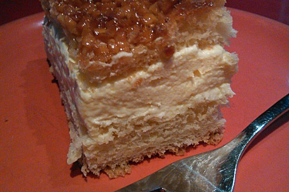 Bienenstich vom Blech mit Pudding und Sahne
