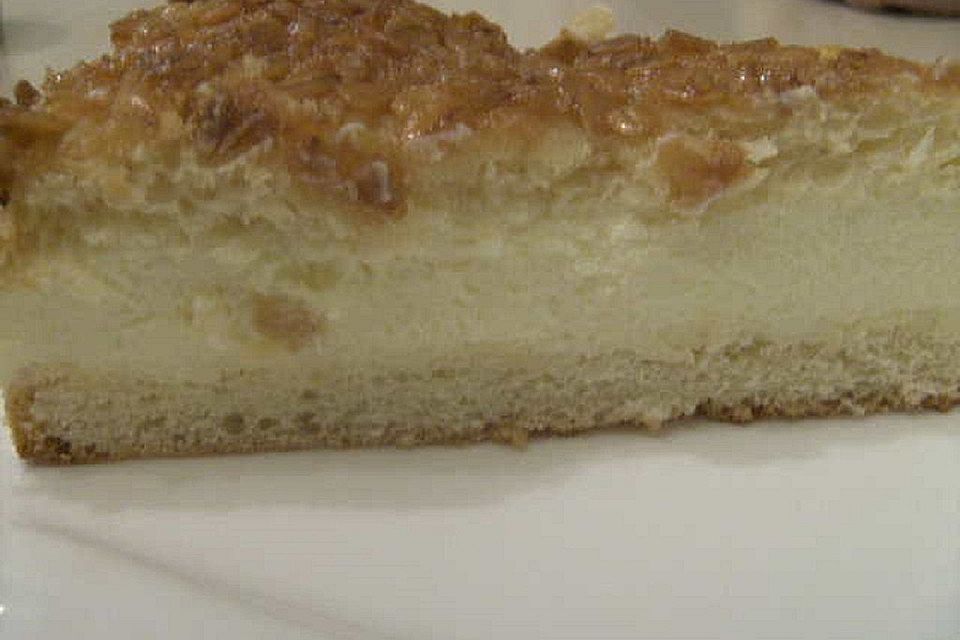 Bienenstich vom Blech mit Pudding und Sahne