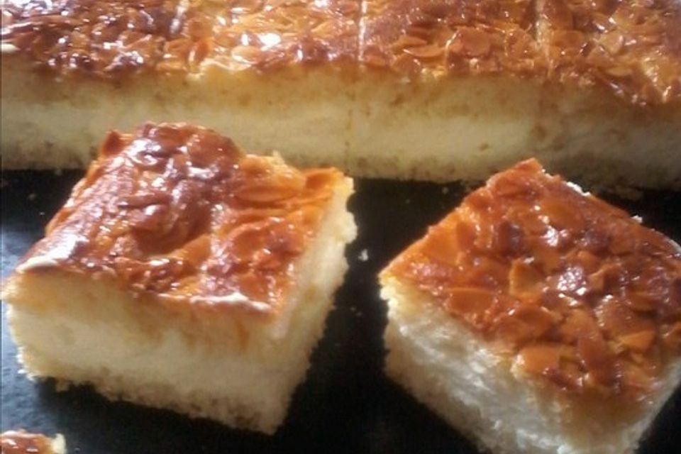 Bienenstich vom Blech mit Pudding und Sahne