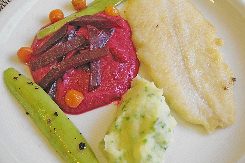 Pangasius mit Schmorgurke, Rote Bete und Schnittlauch - Kartoffel - Püree