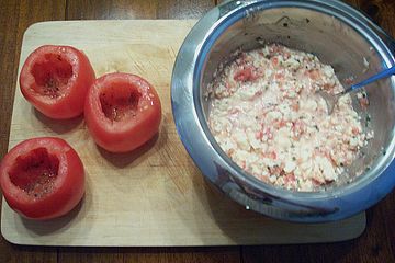Mit Schafskäse gefüllte Tomaten