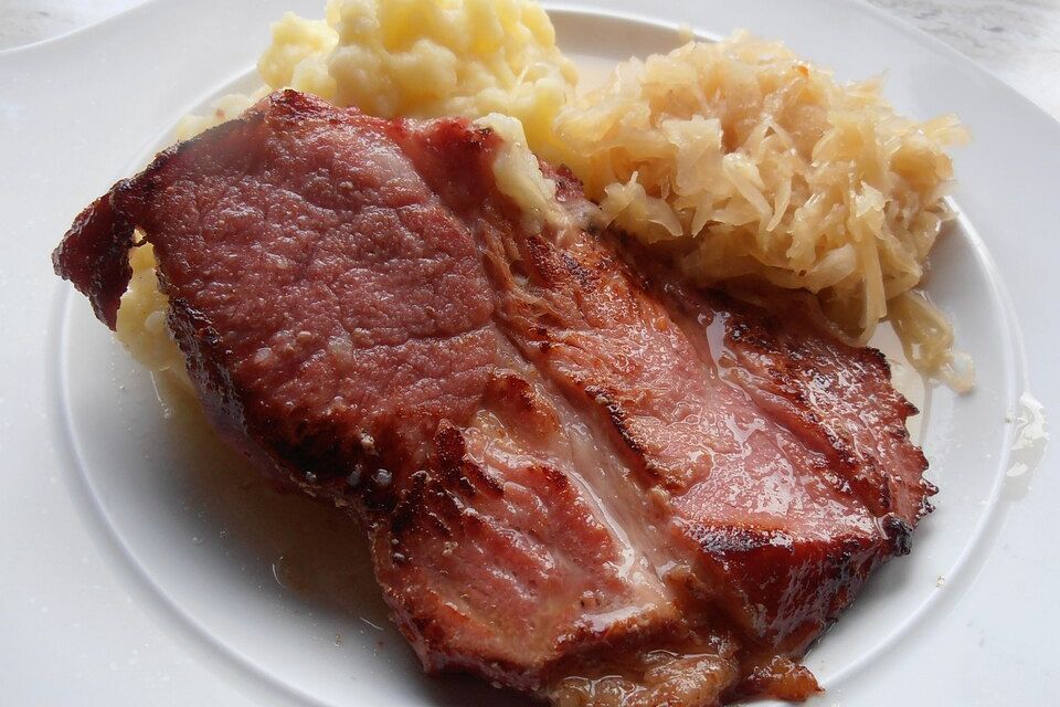 Kasseler mit Sauerkraut aus dem Römertopf