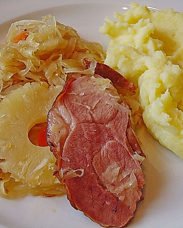 Kasseler mit Sauerkraut aus dem Römertopf