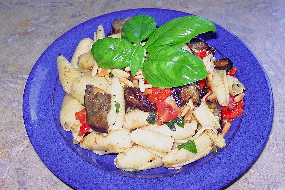 Italienischer Rucola - Champignon - Nudelsalat mit Pinienkernen