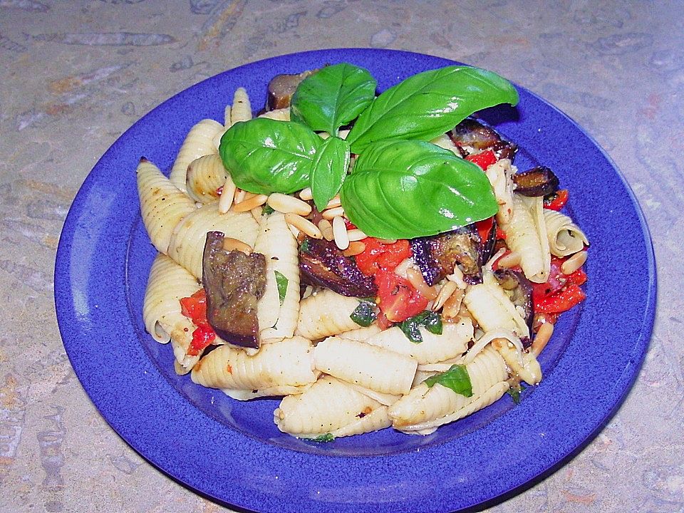 Italienischer Rucola - Champignon - Nudelsalat mit Pinienkernen von ...