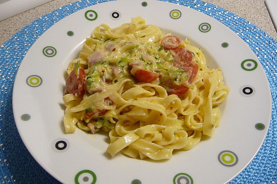 Spaghetti mit Zucchini und Tomaten