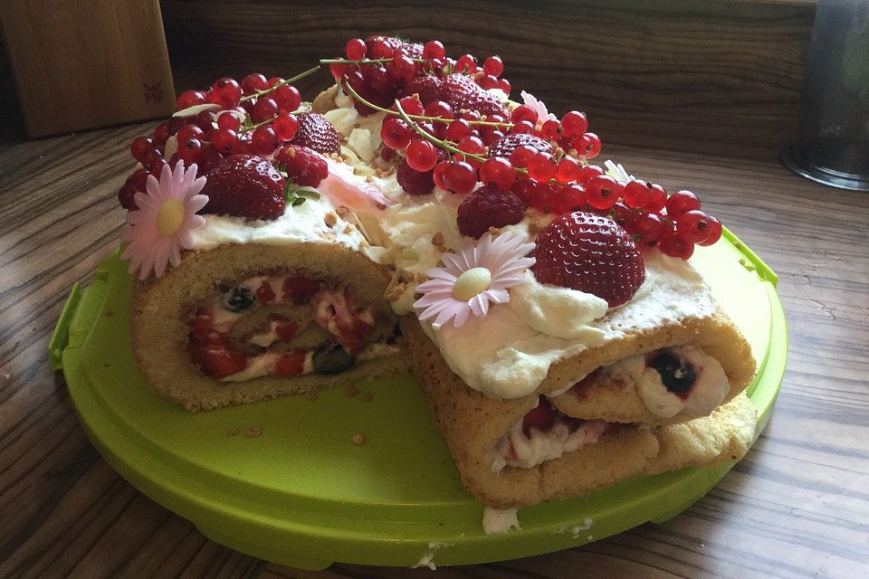 Biskuitrolle mit frischen Erdbeeren