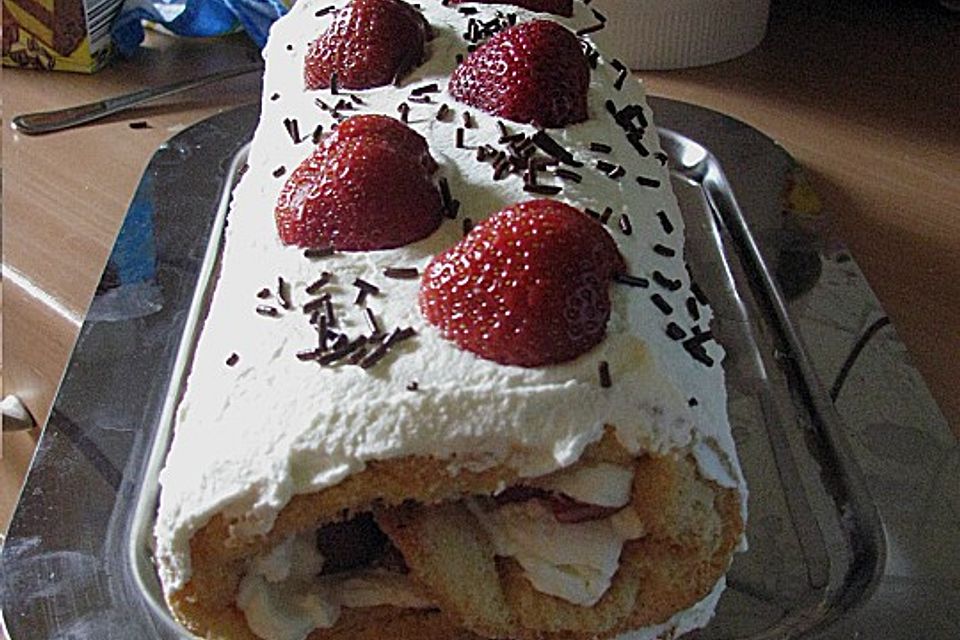 Biskuitrolle mit frischen Erdbeeren