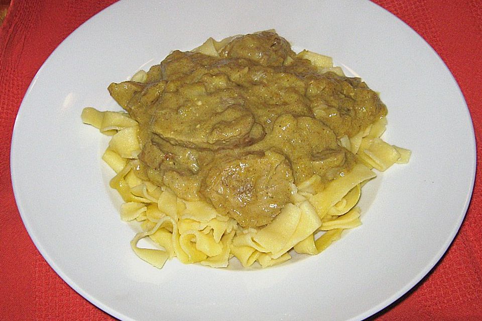 Schweinefilet in Bananen - Curry - Sauce an Tagliatelle