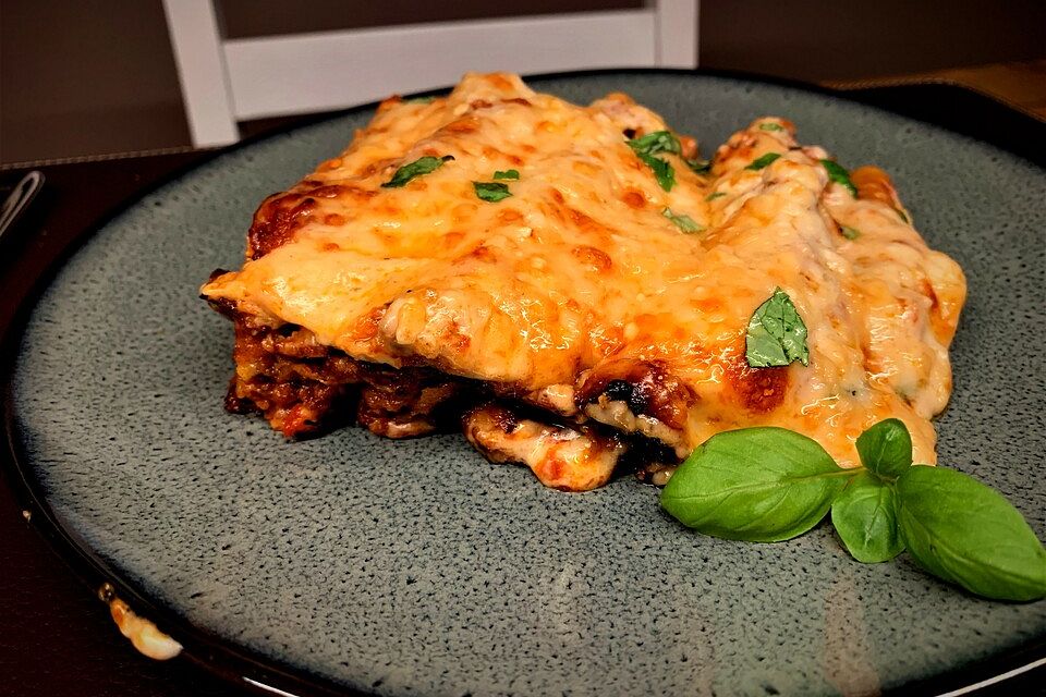 Cannelloni gefüllt mit Hackfleisch und mit Bechamelsauce überbacken