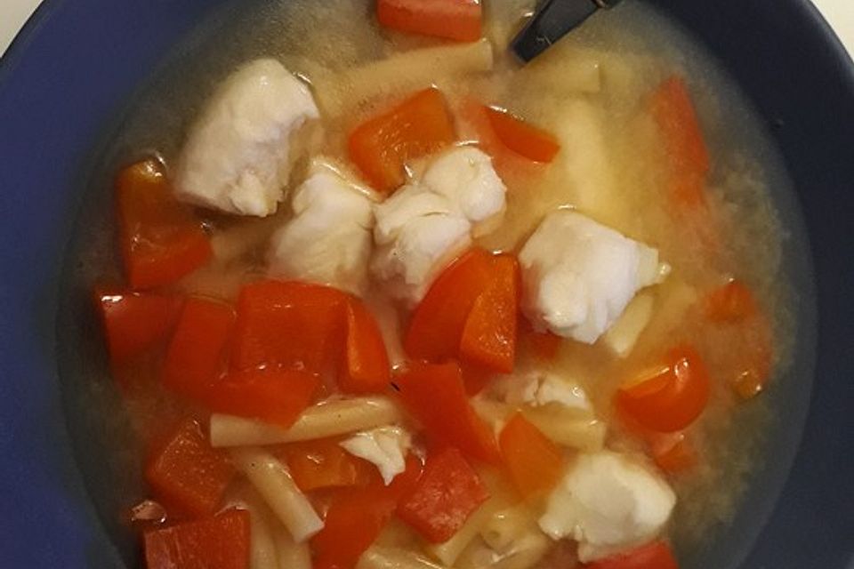 Fischsuppe mit Paprika, Nudeln und Safran