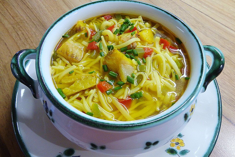 Fischsuppe mit Paprika, Nudeln und Safran