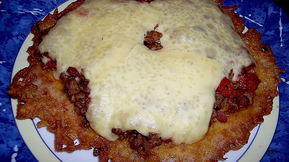 Kartoffelpuffer XXL, mit Hackfleisch und Tomate deftig gratiniert von ... Kartoffelpuffer XXL, mit Hackfleisch und Tomate deftig gratiniert von ...