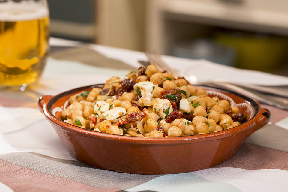 Kichererbsensalat mit getrockneten Tomaten und Feta