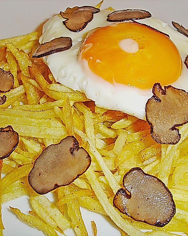 Kartoffeljulienne mit schwarzem Trüffel und Spiegelei