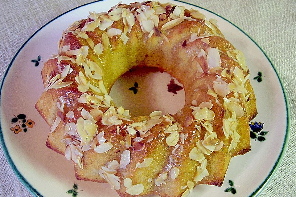 Buttermilchkuchen mit Karamellsauce