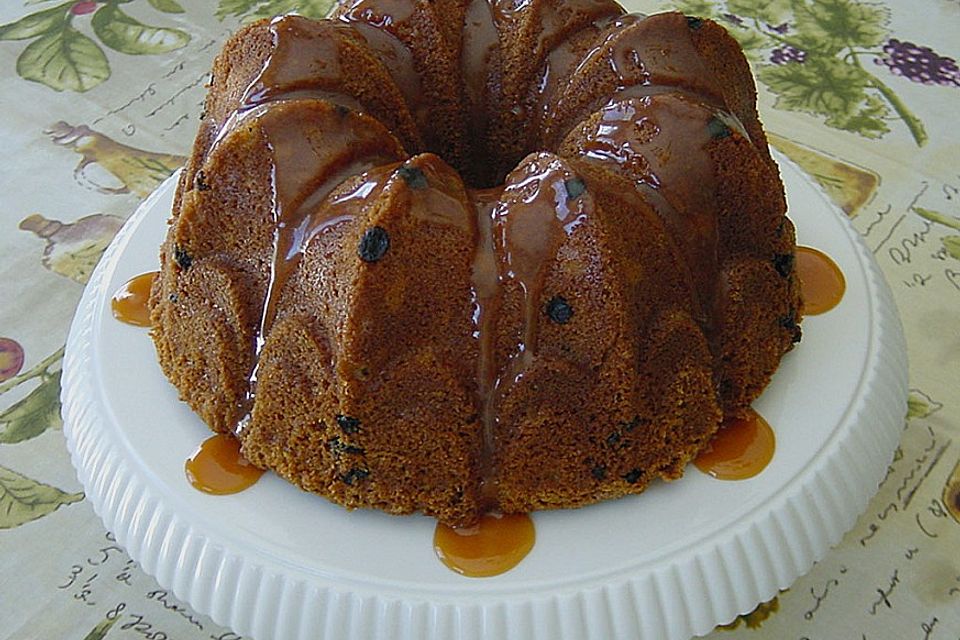Buttermilchkuchen mit Karamellsauce Buttermilchkuchen mit Karamellsauce