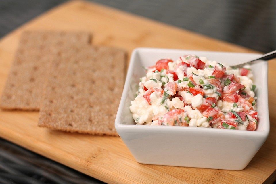 Körniger Frischkäse mit Paprika und Schnittlauch