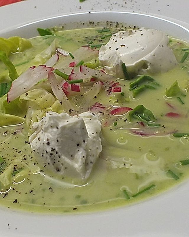 Kalte Salatsuppe mit Nockerln