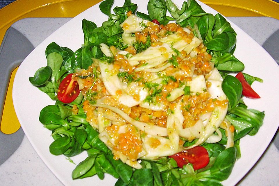 Feldsalat mit roten Linsen und Fenchel