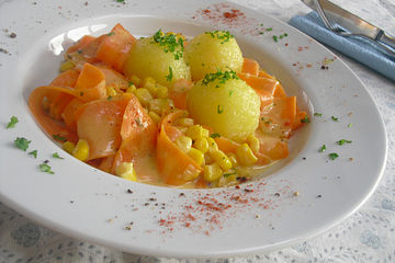 Mini-Knödel in Sahnesoße mit Mais und Karotten