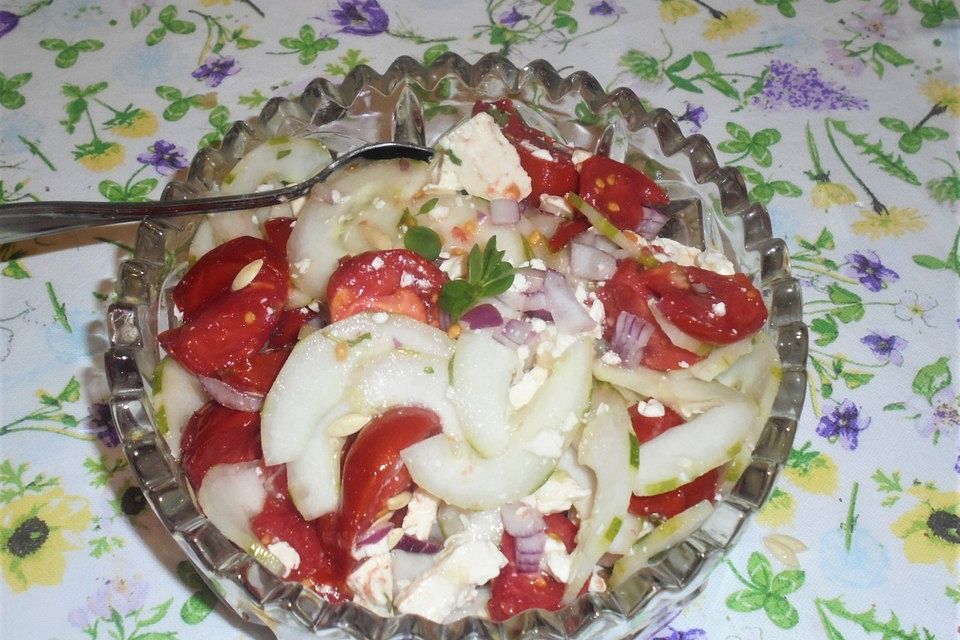 Tomaten - Gurkensalat mit Schafskäse