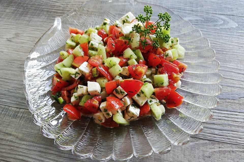 Tomaten - Gurkensalat mit Schafskäse