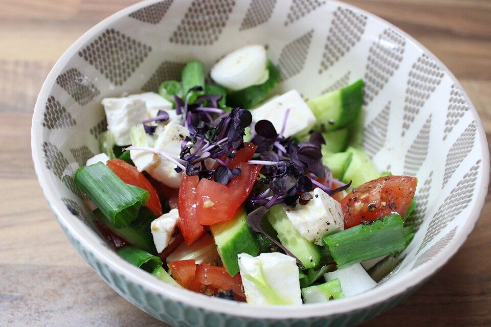 Tomaten - Gurkensalat mit Schafskäse