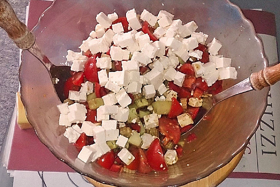 Tomaten - Gurkensalat mit Schafskäse