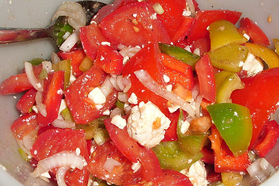 Tomaten - Gurkensalat mit Schafskäse