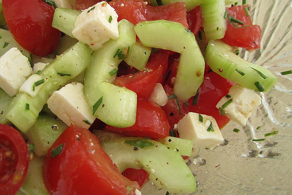 Tomaten - Gurkensalat mit Schafskäse