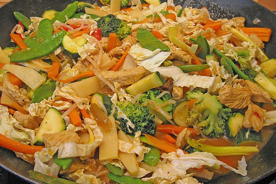 Erlesene Gemüsevariation mit Putenbruststeifen  im WOK zubereitet