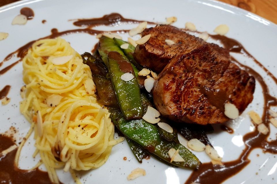 Kalbsfilet mit Honig-Mandel-Sauce und Zuckerschoten