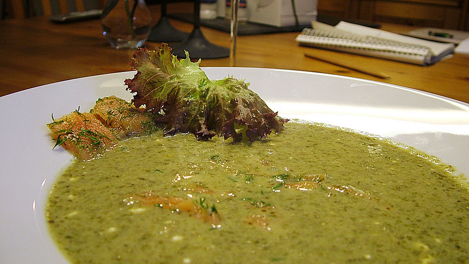 Feine Salatsuppe mit Räucherlachs von Paninero Feine Salatsuppe mit Räucherlachs von Paninero