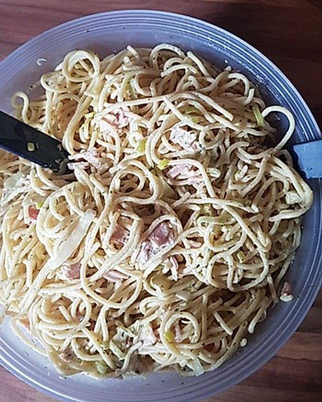 Spaghettisalat mit Schinken und Lauch