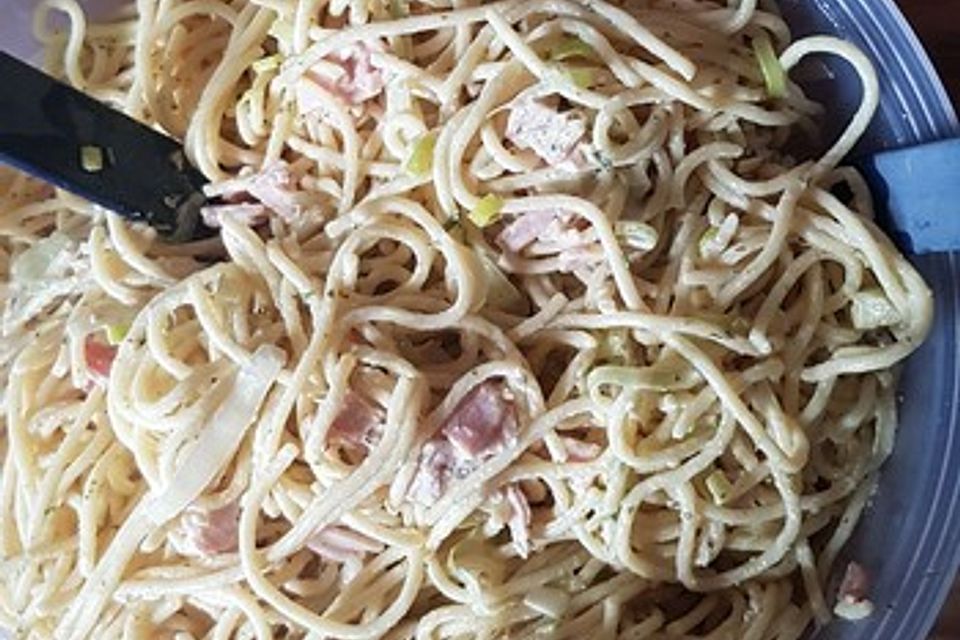 Spaghettisalat mit Schinken und Lauch