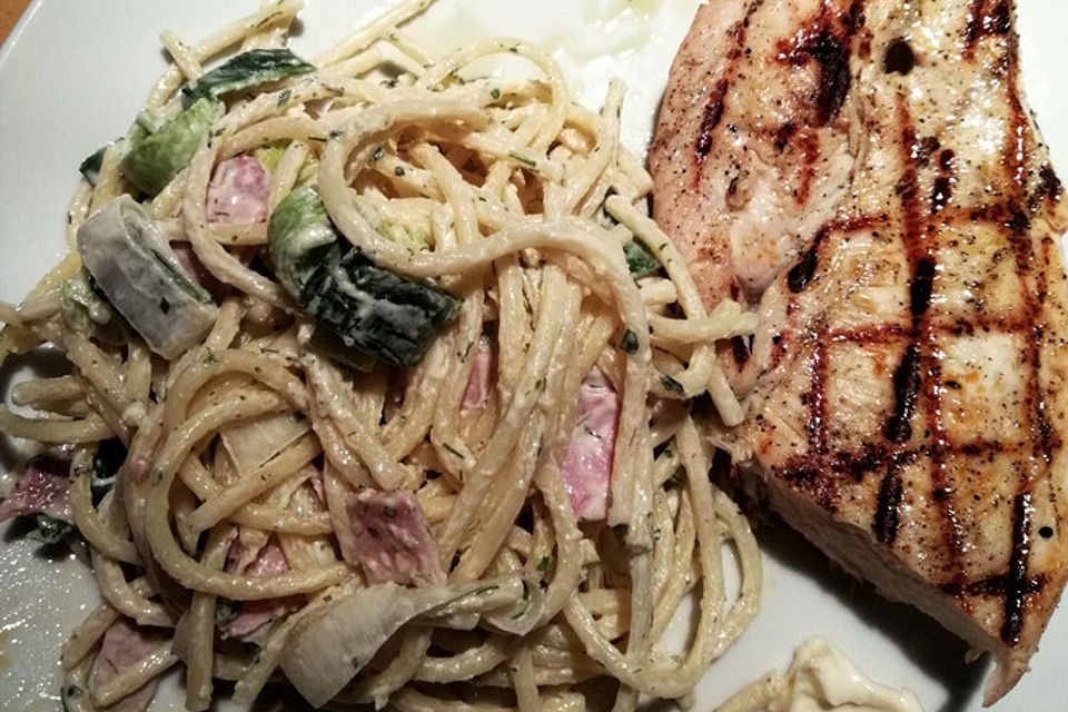 Spaghettisalat mit Schinken und Lauch