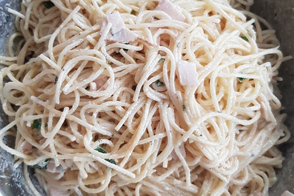 Spaghettisalat mit Schinken und Lauch