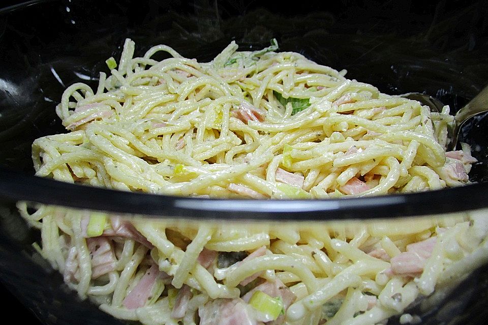 Spaghettisalat mit Schinken und Lauch